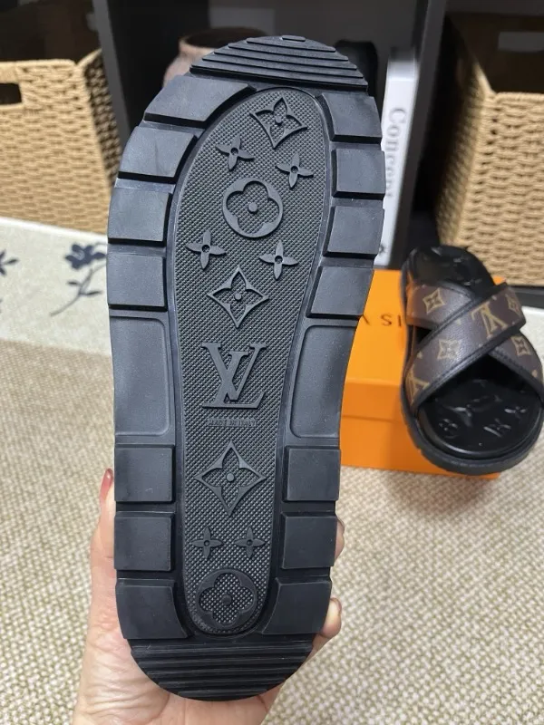 P270🏆Louis Vuitton 🏆[Louis Vuitton] Spring/Summer 2025 [Men's Flip Flops] 🎯🎯As an active family in the fashion industry ⭐ Lv is characterized by bold innovation ⚡Create this casual business style for Chinese fashionable men ✨The fabric is made of imported high-grade cowhide 🔥 Clean and neat ⚡Fashionable and elegant🌹Breathable, sweat-absorbent and deodorant👈So luxurious, high-end and domineering. 👍Must be sold if you repost the picture. Number of yards: 38--46. Color: 🎉 For large quantities. Welcome to repost.
